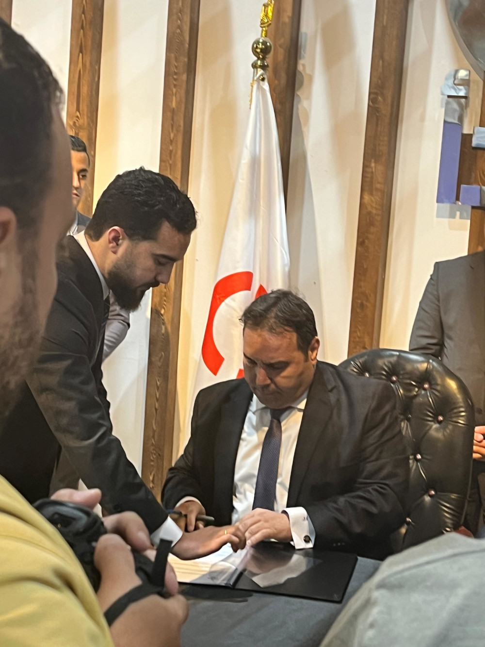 The head of the Suez Canal Economic Zone witnesses the signing of a purchase and supply agreement between Treegas and Oman's Muscat Gas, in cooperation with Ebdaa.